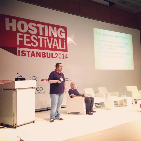 Emre Savaş on stage at Hosting Festivali 2014 speaking about cloud technology.